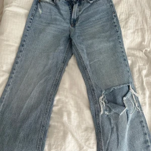 mid-waist jeans med hål - Hål i ena byxan, bra skick, knappt använda, passar xs o s. Säljer pga har redan liknande. fråga gärna om mer bilder 
