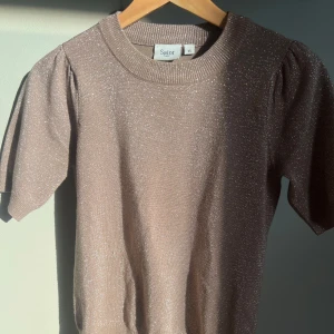 Glittrig tröja från Saint Tropez - Säljer en glittrig beige tröja från Saint i storlek XS. 