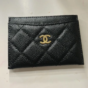 Chanel korthållare - ”Classic korthållare” från Chanel köpt i Paris för två år sedan, kommer inte till användning. Nypris 520€