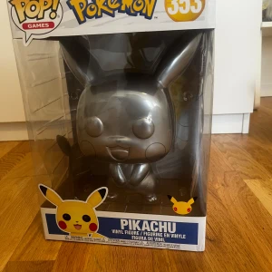 Funko Pop! Pikachu Vinylfigur - Säljer en oversized pikachu funko pop figur