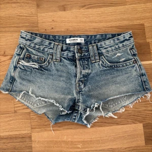 Jeansshorts - Trendiga snygga blå jeansshorts från Pull&Bear med fransiga kanter och slitna detaljer. De är perfekta för sommaren. 