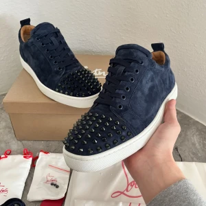 Christian Louboutin skor - Hej! Säljer ett par eftertraktade Christian Louboutin skor i storlek 43, skit snygg färg som passar till nästan allting, nästan helt nya använda kanske 10 gånger, skick 10/10, följer med box, två dustbags, extra snören och extra nitar, nypris 10000 mitt pris 4499, hör av dig vid några funderingar och pris kan diskuteras😊