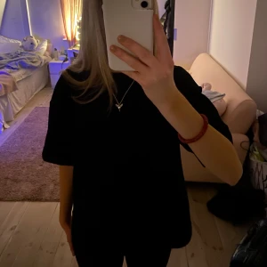 Svart t-shirt från Zara - Säljer en stilren svart t-shirt från Zara. Den har en normal passform och korta ärmar, perfekt för en enkel och avslappnad look. T-shirten är gjord i ett mjukt material som känns skönt mot huden.