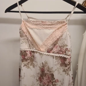 rosa topp🩰 - Rosa/vit tröja, storlek är "m" tror jag men den passar som "s" också🫶🏼 