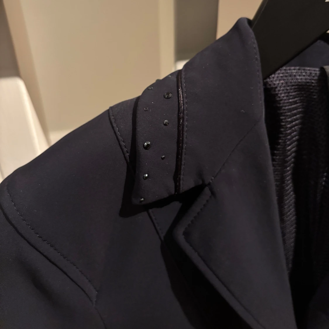 Ryttare, se hit! Marinblå kavaj från Pikeur - 2