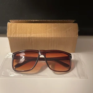 Bruna solglasögon  - 🕶️Säljer dessa bruna solglasögon som är väldigt lika Raybans🕶️Helt nya, hör av er vid frågor eller funderingar