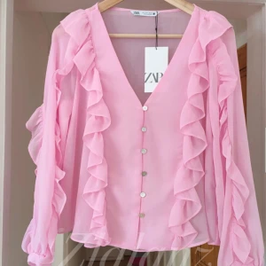 Jättefin volangblus - Jättefin rosa volang blus med knappar från Zara💕