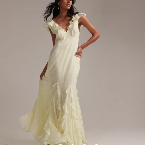 Ljusgul balklänning med volanger - Säljer min fina OANVÄNDA ljusgula Balklänning MED LAPPAR KVAR💛Storlek 36💛Den har volangdetaljer och öppen rygg och fantastiskt fin v-ringad design💛 Nypris 1599kr, mitt PRIS 1299💛 Säljer för att jag missa returdatumet💛