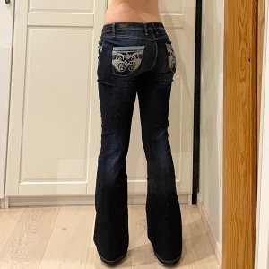 Lågmidjade bootcut/slim jeans💕 - Midja 37x2 cm, gren 19.5 cm o innerben 80 cm💕Jae 169 o xs-s för referens. Märkta W28/L30 men små i storleken