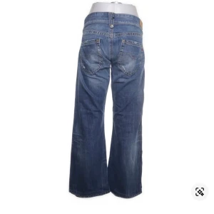 vida jeans - Säljer mina superfina vida vintage jeans från Replay (köpta via Sellpy). Sista bilden visar jeansen etikett (w29,L32) men skulle säga att längden på jeansen är något korta, passar mig som är 160cm superbra. Skriv jättegärna om ni har frågor!