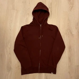 Vinröd Zip Up Hoodie - Säljer denna riktigt snygga hoodien i storlek S för bara 99kr. Den är i riktigt bra skicka och har en snygg passform.