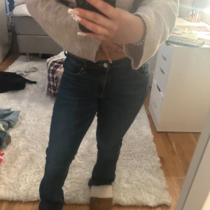 Blå jeansbyxor - Snygga mid waist jeans som är utsvängda, jättebra skick, pris kan diskuteras💞💞