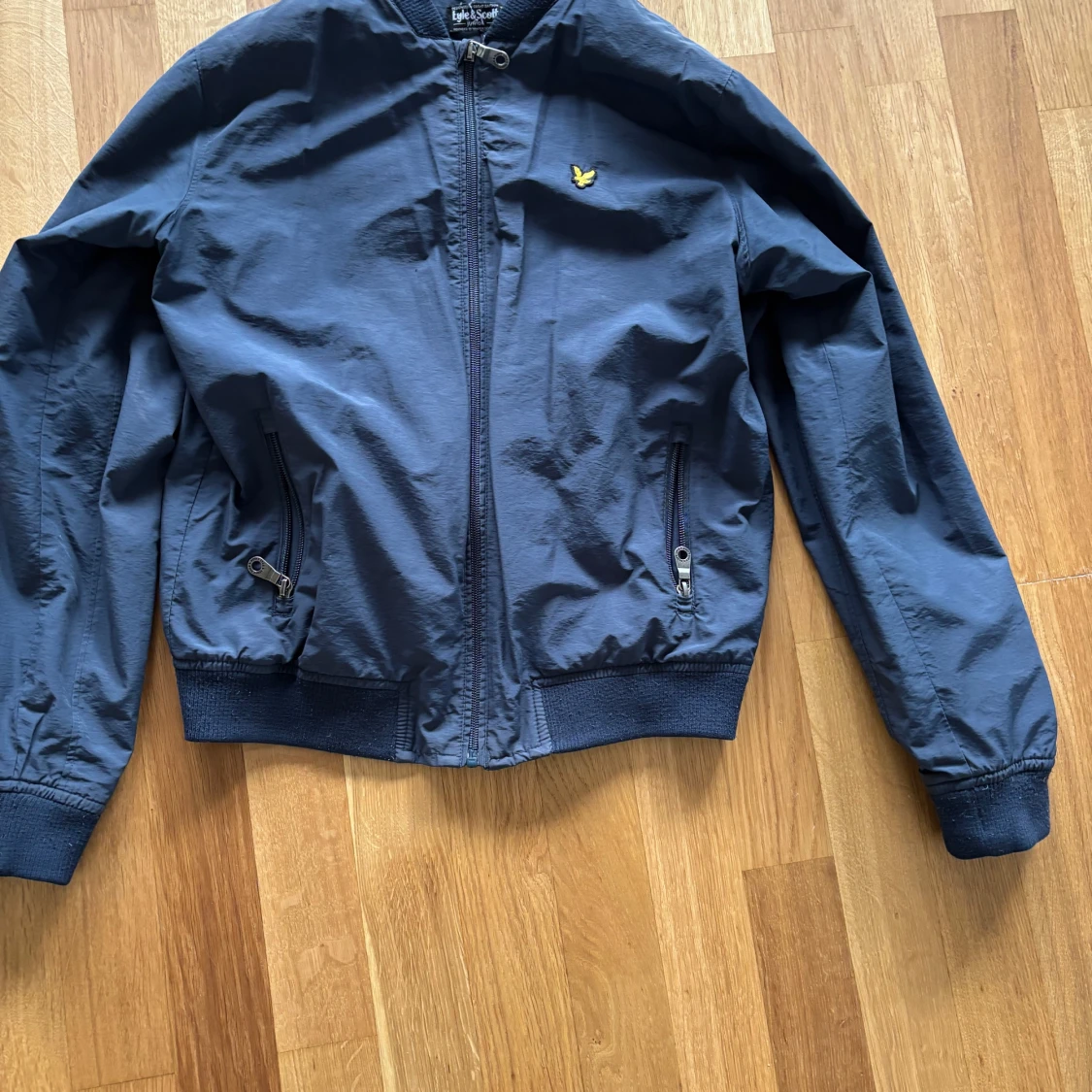 Blå bomberjacka från Lyle & Scott