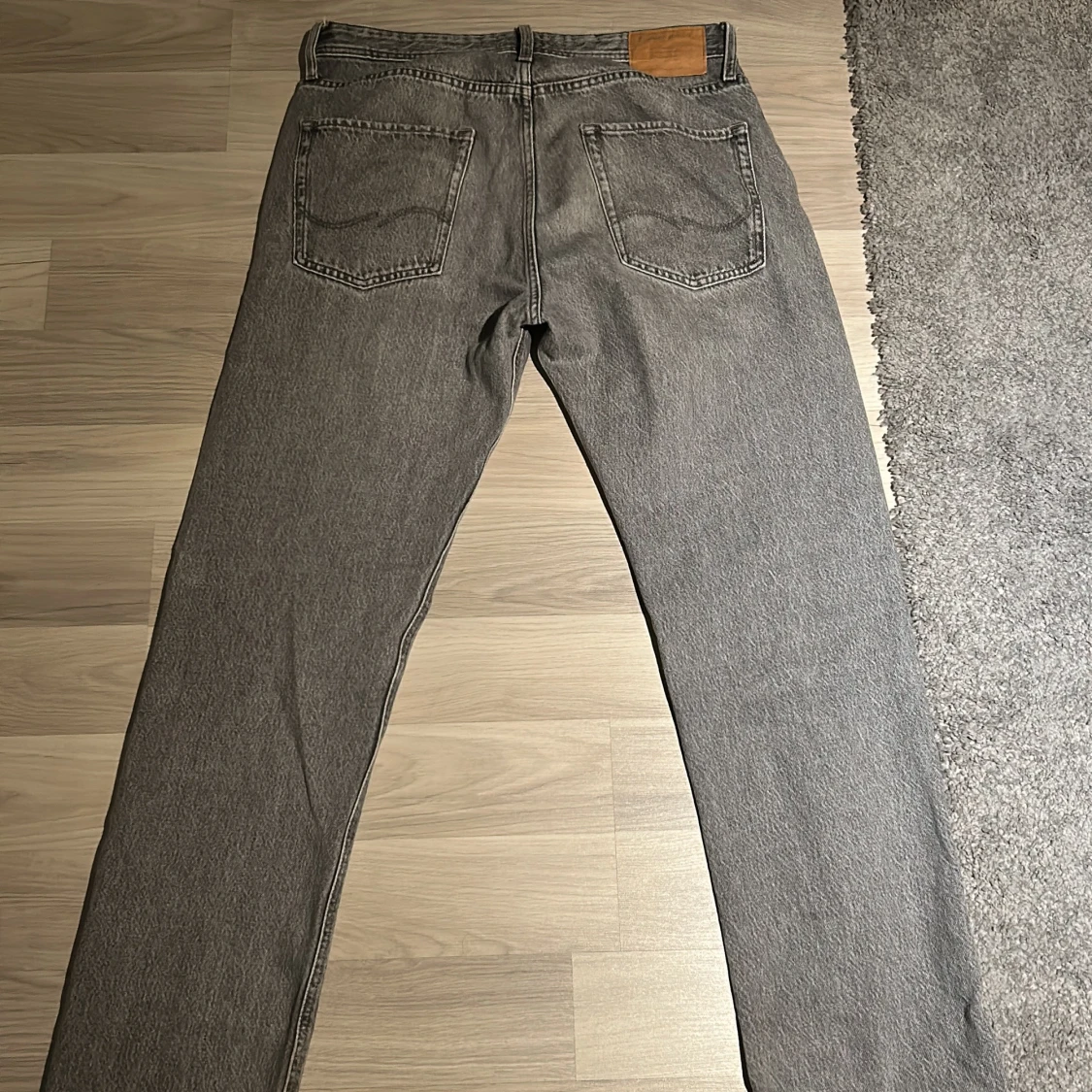 Grå jeans från Jack & Jones - 1