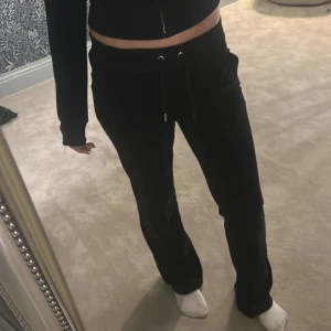 Svart Juicy Couture sett - Svart mjukis sätt från juicy contore. Två pluppar har lossnat men det syns knappt