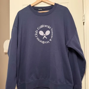 Blå sweatshirt  - Sweatshirt från Boohoo. I väldigt bra skick, inga skavanker. Normal i storleken. 