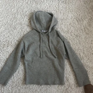 Zara stickad hoodie  - Zara stickad hoodie, storlek M knappt andvänd
