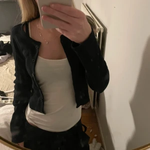 Svart kofta från lager 157 - Säljer en svart kofta i nyskick. Koftan är från lager 157 och har långa ärmar med knappar framtill. Storlek S men skulle säga att den även passar XS🩷