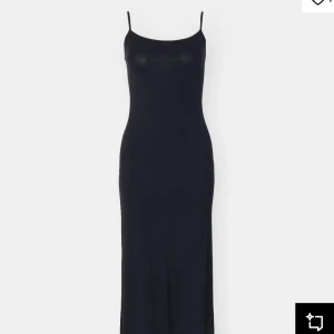 Svart långklänning med smala axelband - Elegant svart långklänning med smala axelband och en stilren design. Perfekt för en kväll ute eller en speciell tillställning!🤍🤍 Från ginatricot’s linje soft touch, är lite lite nopprig på vissa ställen, annars helt perfekt skick!