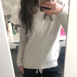 Stickad Tröja - Säljer en vit stickad tröja från Vila, strl. S. Använder ej längre, men är sååå mysig🤍  Välomhändertagen!