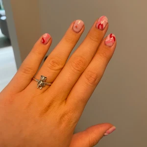 Björn ring från Maria Nilsdotter  - Söt Björn ring från Maria Nilsdotter. Björnen är i silver och ena ögat är ett kryss. Ringens diameter är 2 cm. Inga defekter, hör gärna av dig vid frågor 💖