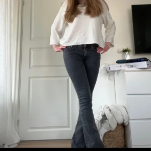 Grå bootcut jeans från Gina Tricot  - Snygga grå bootcut jeans från Gina Tricot. De är low waist och bootcut. Normal i storlek. Pris kan diskuteras 🩷