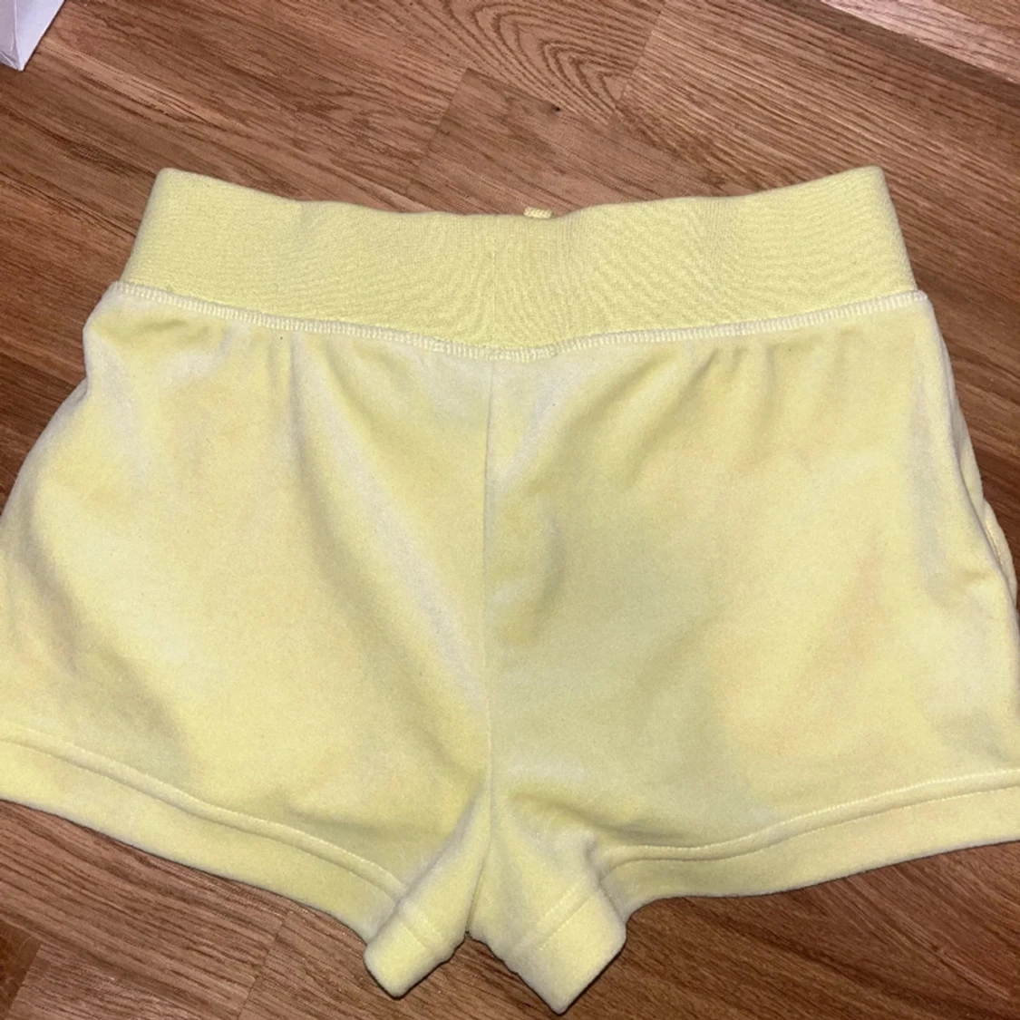 Gula shorts från Juicy Couture - 1