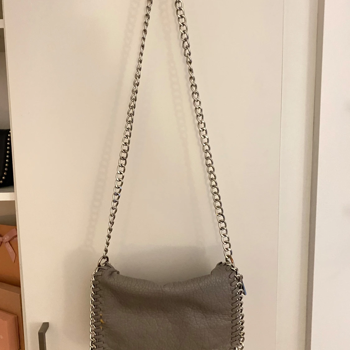 Grå axelväska från Tiamo