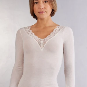 Vit intimissimi tröja med spets - superfin intimissimi tröja som tyvärr inte kommit till så mycket användning. som nytt skick🩷