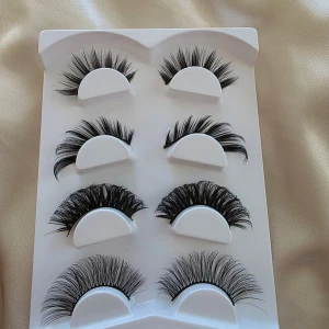 Set med lösögonfransar - Säljer ett set med sex par lösögonfransar i olika stilar. Perfekt för att skapa både naturliga och dramatiska looker. Fransarna är täta och varierar i längd och volym för att passa olika tillfällen.