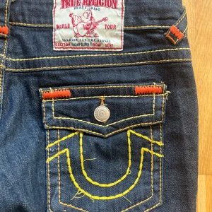 True religon jeans  - De ser lite skinny ut på sista bilden men de är i rak modell, avklippa tyvärr🥹midjemått 42cm, innerbenslängd 67💕