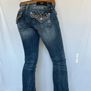Miss Me Jeans - Midjemått tvärs över: 34cm Innerbenslängd: 76cm