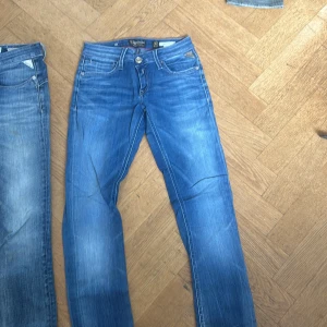 Replay jeans  - Snygga Replay jeans med en klassisk femficksdesign och knappgylf. De har en lätt tvättad look och raka ben. Perfekta för en avslappnad stil.