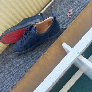 Mörkblå Louboutin storlek 47/48 - Säljer mörkblå loubs i helt okej skick, ganska säker på äkthet med inget äkthets bevis derför priset. Tar emot alla bud och byter gärna. Försöker bli av med dom så jag kan köpa nya skor till sommaren då jag börjar tröttna på röda sulan. Köp inte innan vi skrivit
