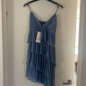 Blå klänning från Zara - Säljer denna jättefina ljusblåa volangklänning från Zara med prislapp kvar, därav som ny!! 🙌🏻🙌🏻