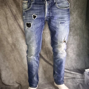 Replay slim/straight jeans - Mycket fint skick | Size 30/32 | modell 180 63 kg | Följare får 50 kr rabbat | fraktar spårbart inom 24 timmar med PostNord eller instabox |