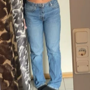 Blåa raka jeans - Midrise jeans från cubus, storlek S. I väldigt bra skick.