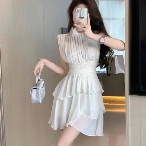 Vit klänning - Säljer denna min fina vita student klänning som endast har kommit till användning en gång💗 Perfekt också inför sommaren. Inga defekter