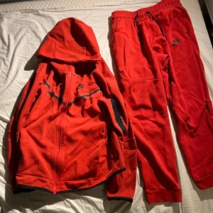 Röd Nike tech tracksuit - Röd Nike tech tracksuit i storlek 147-158 knappast använd