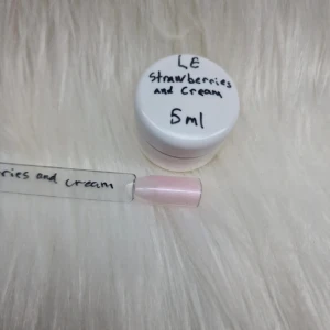 Le colour gel Strawberries and Cream - Säljer en color gel i en ljusrosa nyans med namnet Strawberries and Cream. Förpackningen innehåller 5 ml av produkten. Perfekt för en söt och subtil look.
