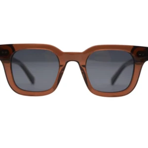 Solglasögon ~ Bruna  - Snygga solglasögon med brun, transparent båge i fyrkantig form och mörka linser. Ramen är lite tjockare och ger en cool retrovibe. Perfekt accessoar för att lyfta din stil under soliga dagar.