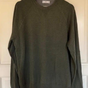 Olivgrön stickad tröja från Mango - En stilren olivgrön stickad tröja från Mango. Passar inte mig längre då den är för liten. Aldrig använd bara testad men ingen prislapp kvar.