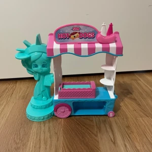 SPK Hot Dogs - Färgglad och rolig leksaksvagn med hot dog-tema. Inkluderar små tillbehör som korvar och såsflaskor med söta ansikten. 📩 Skicka gärna ett meddelande vid frågor eller om du vill ha flera bilder! 🌸😊📦 Jag skickar snabbt och packar alltid med omsorg!