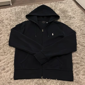 Ralph Lauren zip hoodie GE PRISFÖRSLAG  - Skick: 10/10 | Storlek: XS | Passar perfekt för dig som är 165-170 | Nypris: 2195 | Mitt pris: Ge prisförslag | Kvitto finns digitalt | Köparen står för frakt | Hör av er vid frågor. 