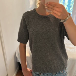 Grå stickad kortärmad tröja - Mysig grå stickad tröja från zara med korta ärmar. Tröjan har en enkel och stilren design.❣️