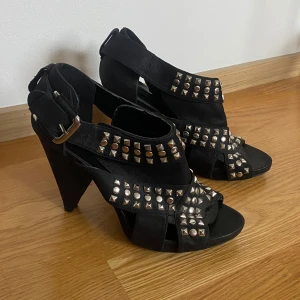 svarta klackskor med nitar  - Super coola klackskor med silver nitar 🖤🤩 Kolla bilderna där defekterna syns! 