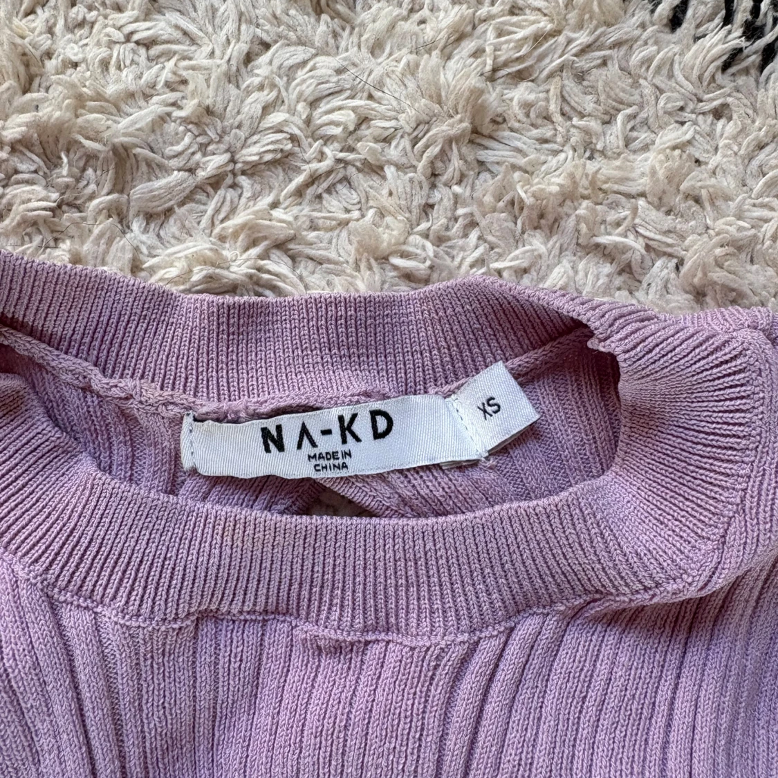 Ljuslila ribbad topp med öppen rygg från NA-KD - 4