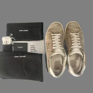 Saint Laurent skor  - Saint Laurent skor i mycket bra skick, du får med allt du ser på bilden alltså box osv, du får även med ett par helt nya snörren i priset, storlek 42 hör av dig vid frågor!! Dessa är också äkhetsverifierade av sicuro fashion ser ni på bild 4, hör av er vid närmre bilder på defekter
