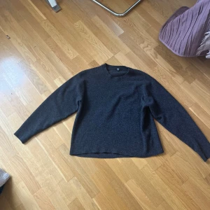 Mörkgrå stickad tröja  - Finstickad tröja i mjukt material.