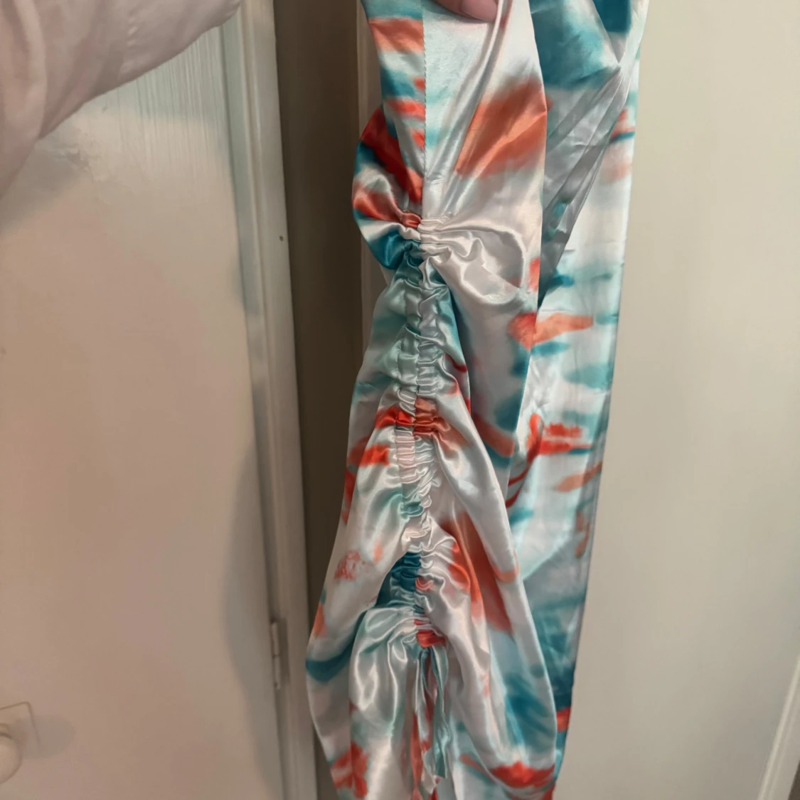 Färgglad satin klänning med snörning - 2